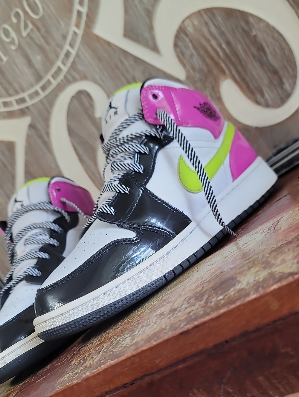 Nike Air Jordan 1 Mid SE "Cyber Active Fuchsia" Wmns 8, Good Condition. - Picture 6 of 16